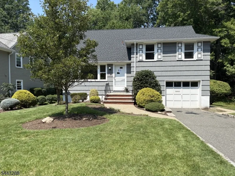 33 Longacre Drive Livingston, NJ 07039