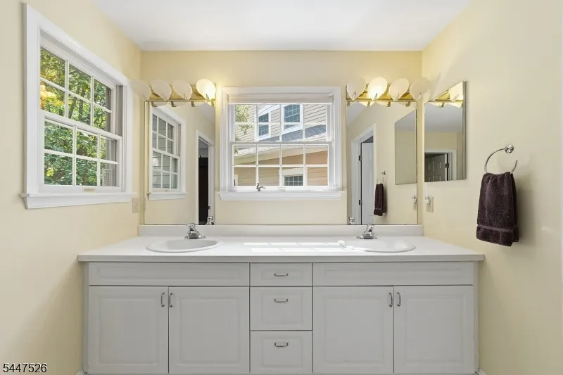 47 Hedge Row Rd Plainsboro, NJ 08540