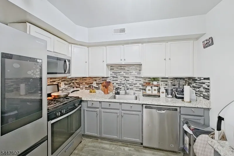 337 18Th Ave Newark City, NJ 07108
