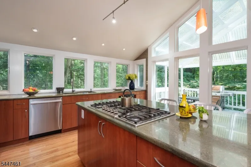 30 Poor Farm Rd Hopewell, NJ 08534