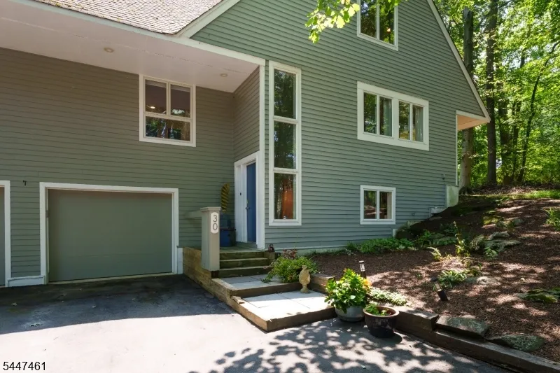 30 Poor Farm Rd Hopewell, NJ 08534