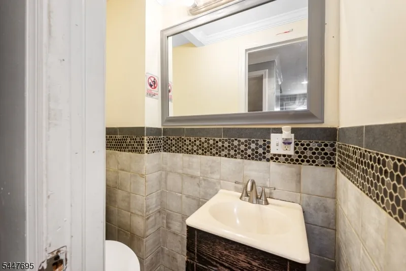 4 Dandridge Dr Newark City, NJ 07108