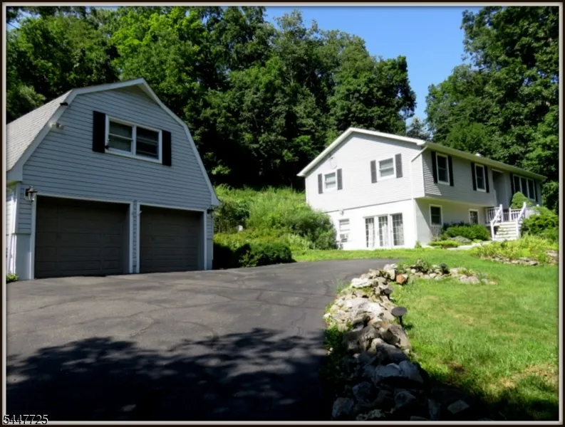 903 Dove Island Rd Stillwater, NJ 07860