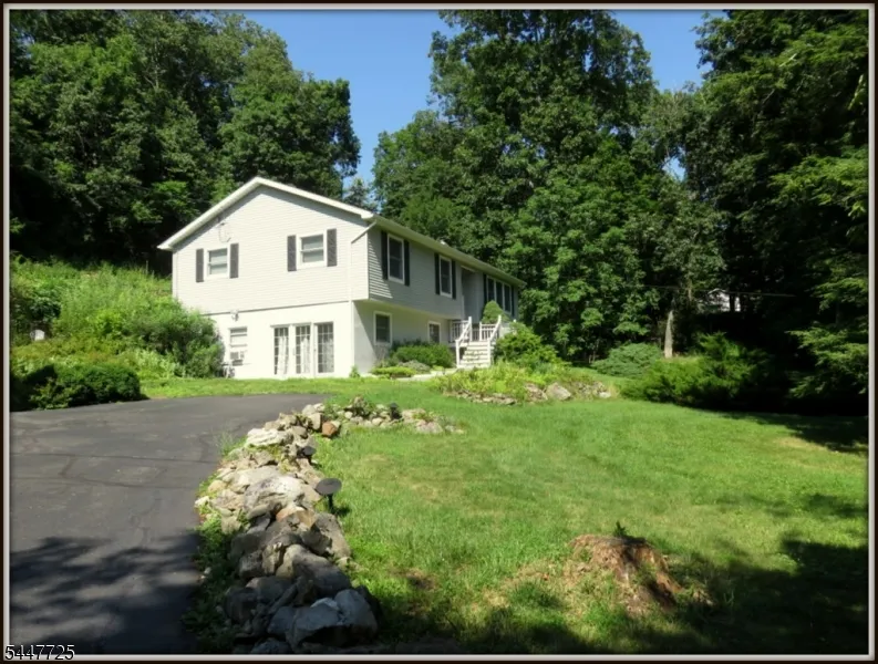 903 Dove Island Rd Stillwater, NJ 07860