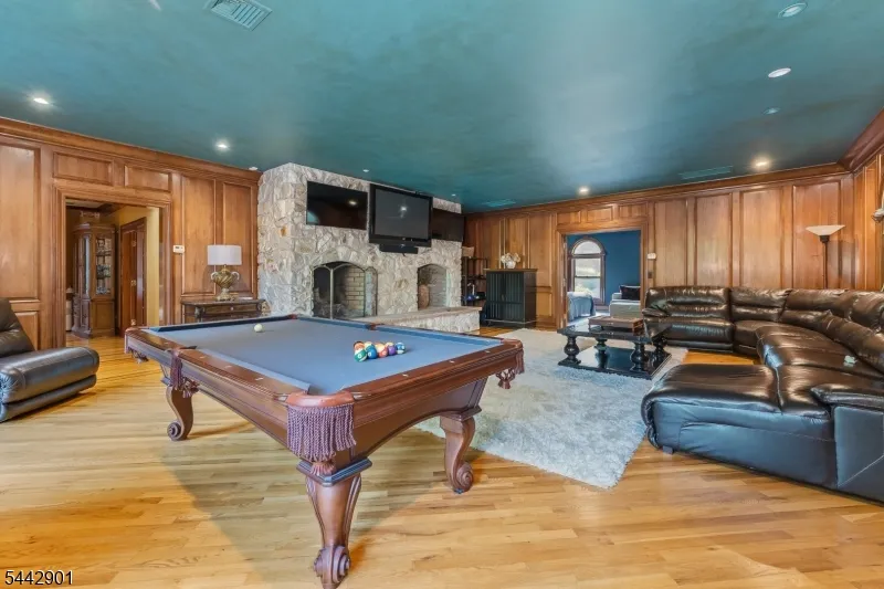 25 Wilshire Dr Sparta, NJ 07871