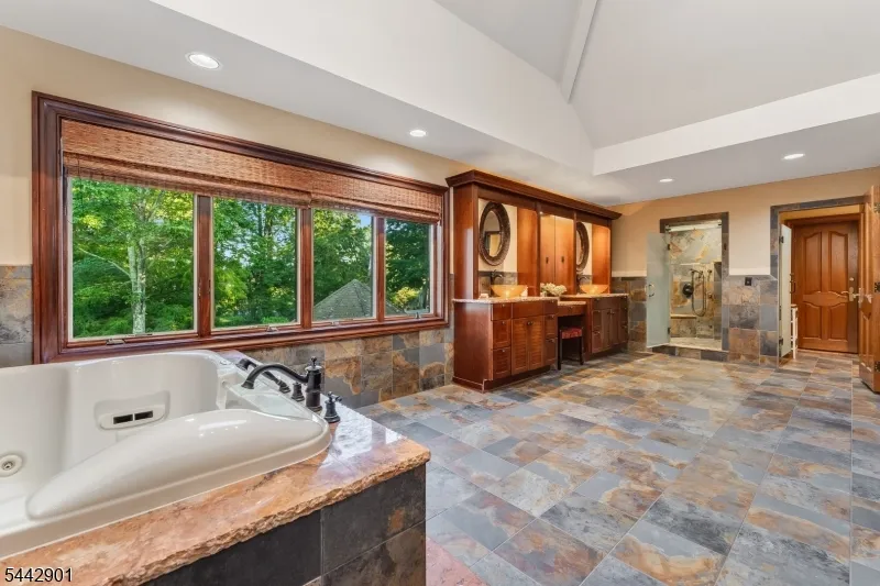 25 Wilshire Dr Sparta, NJ 07871