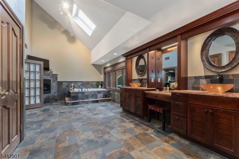 25 Wilshire Dr Sparta, NJ 07871