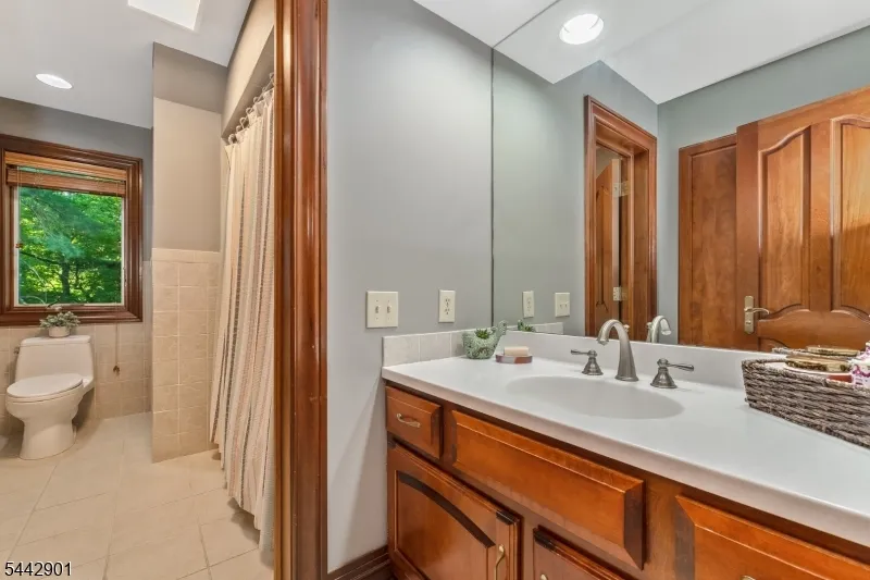 25 Wilshire Dr Sparta, NJ 07871