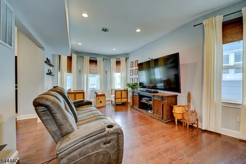 135 Sanford St East Orange City, NJ 07018