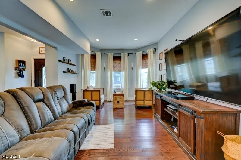 135 Sanford St East Orange City, NJ 07018