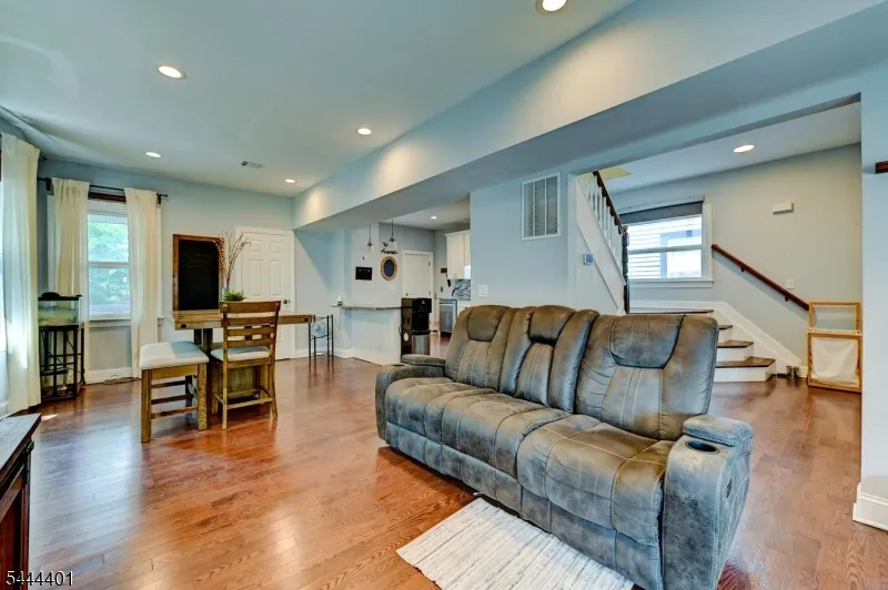 135 Sanford St East Orange City, NJ 07018