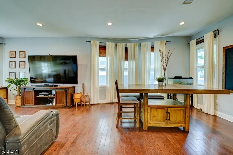 135 Sanford St East Orange City, NJ 07018