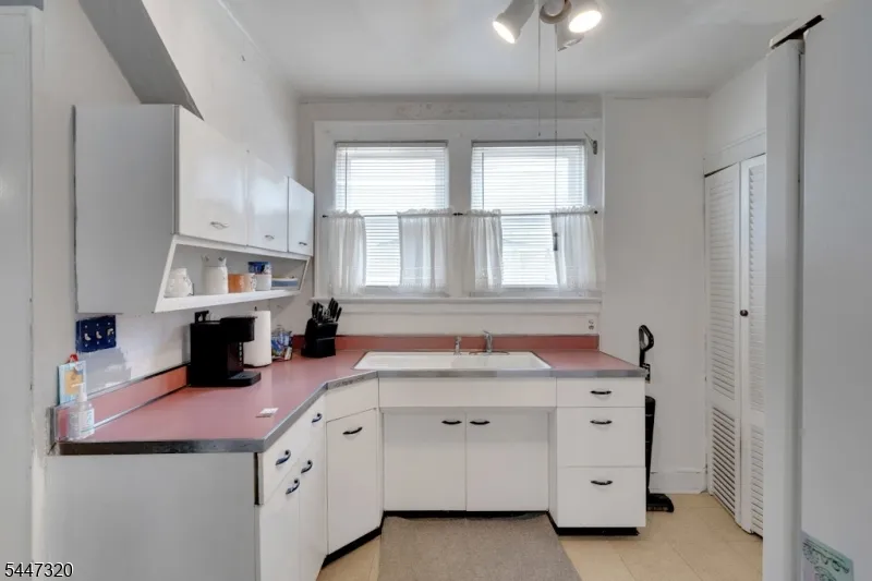 434 E 3Rd Ave Roselle, NJ 07203