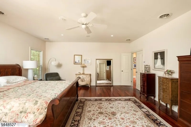 12 Mountain View Ct Ewing, NJ 08628