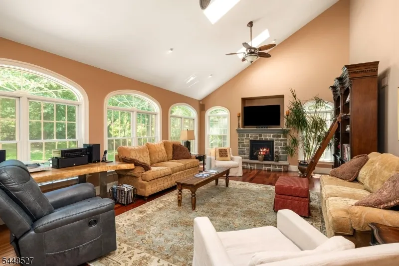 12 Mountain View Ct Ewing, NJ 08628