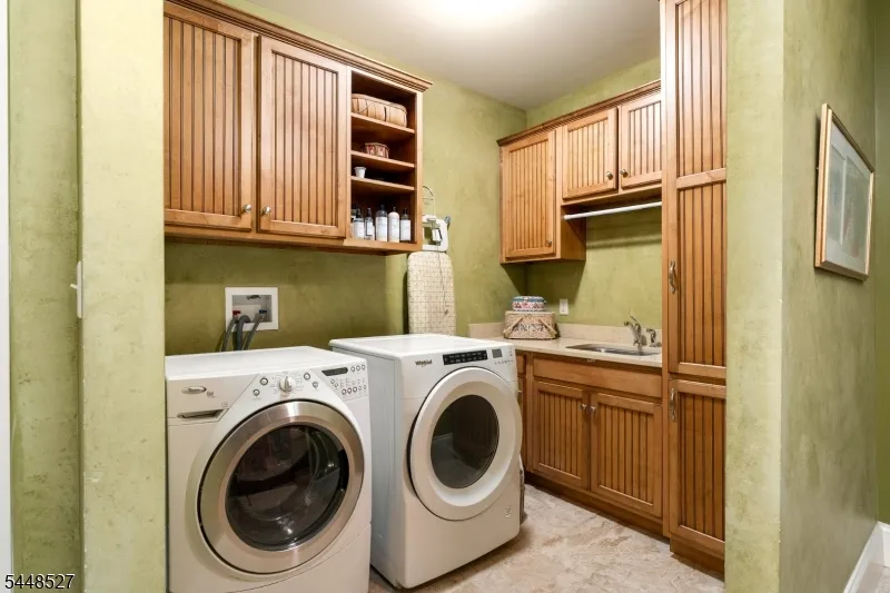 12 Mountain View Ct Ewing, NJ 08628