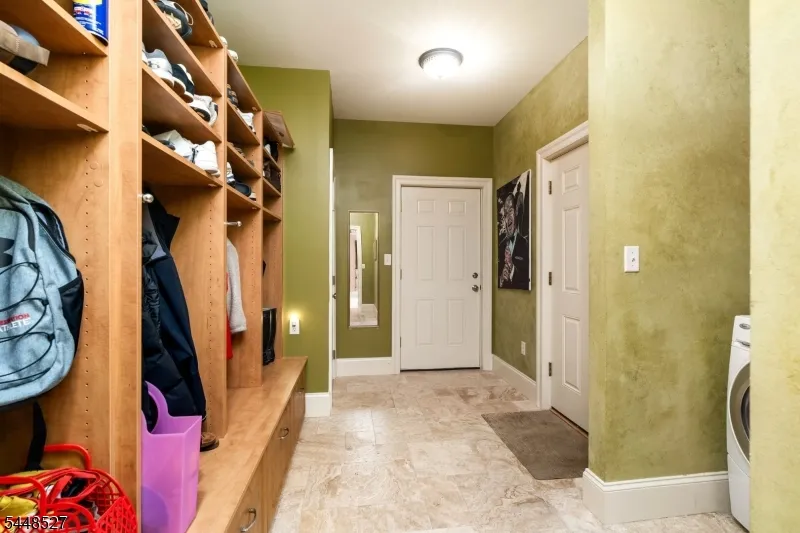 12 Mountain View Ct Ewing, NJ 08628
