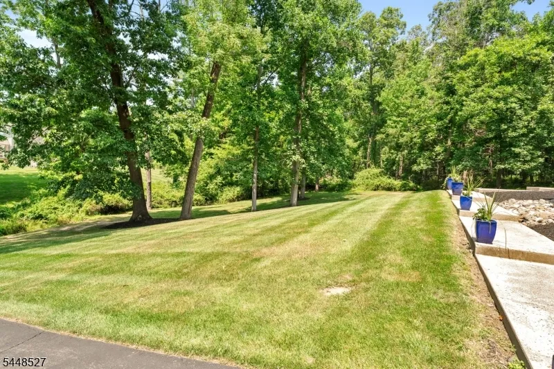 12 Mountain View Ct Ewing, NJ 08628