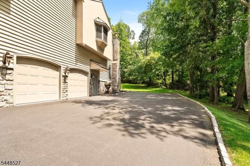 12 Mountain View Ct Ewing, NJ 08628