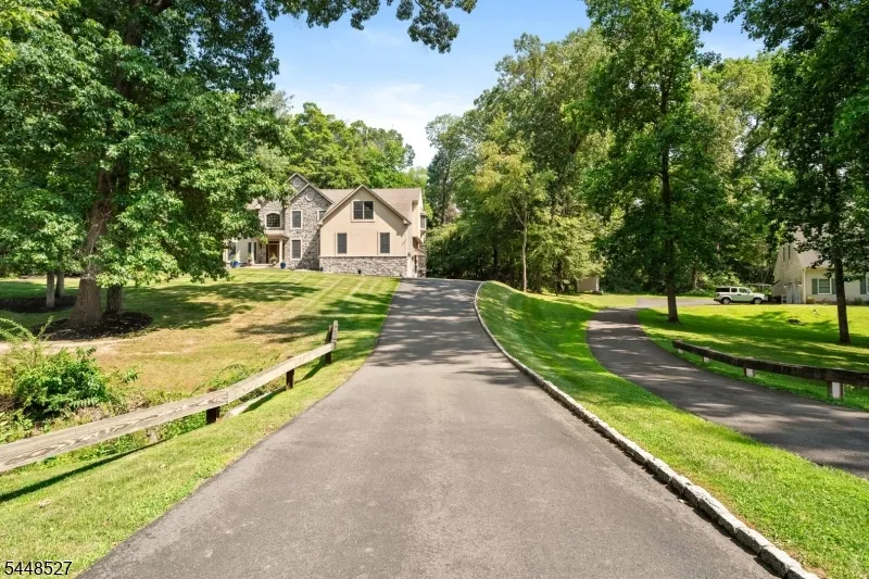 12 Mountain View Ct Ewing, NJ 08628