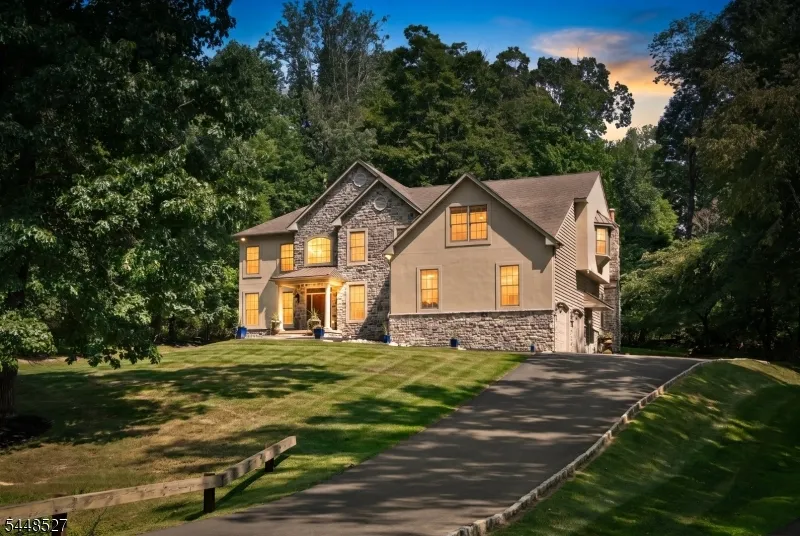 12 Mountain View Ct Ewing, NJ 08628