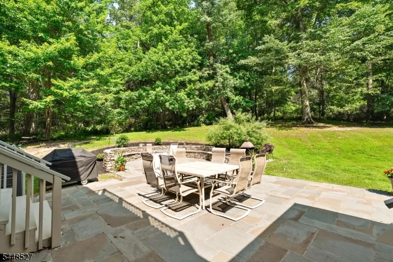 12 Mountain View Ct Ewing, NJ 08628