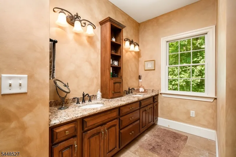 12 Mountain View Ct Ewing, NJ 08628
