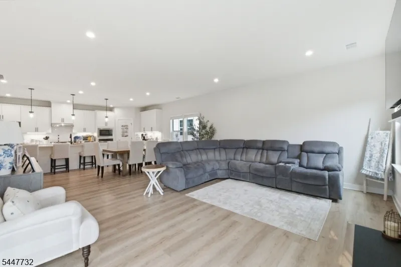5 Harris Hawk Rd Washington, NJ 07882