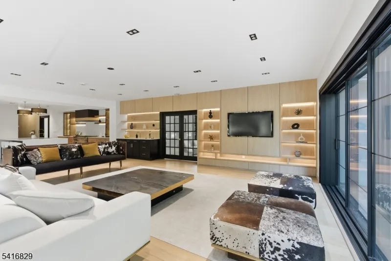 60 Brookside Dr Upper Saddle River, NJ 07458