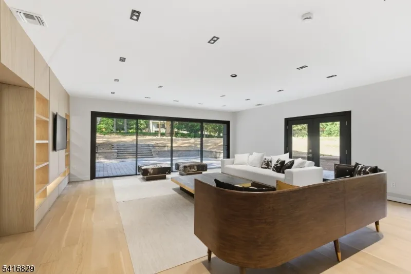 60 Brookside Dr Upper Saddle River, NJ 07458