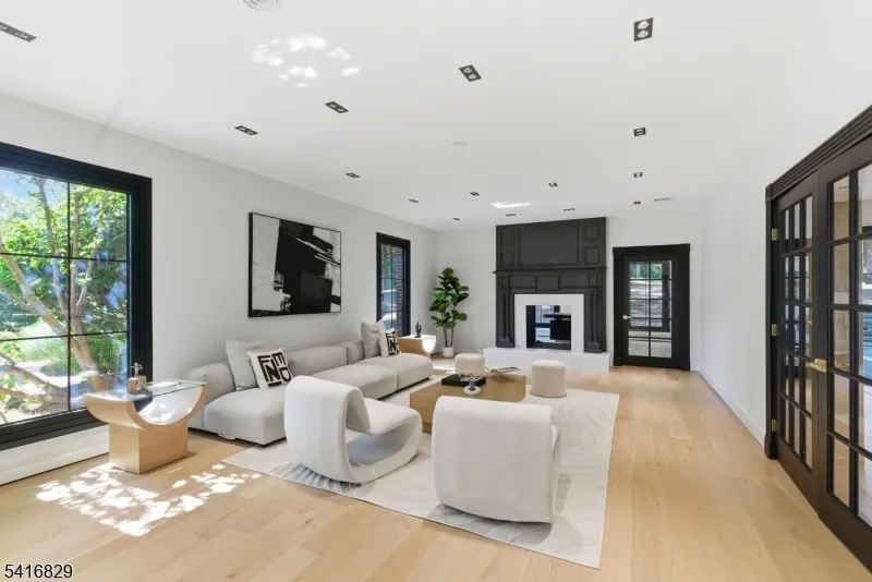 60 Brookside Dr Upper Saddle River, NJ 07458