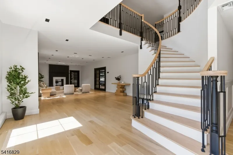 60 Brookside Dr Upper Saddle River, NJ 07458