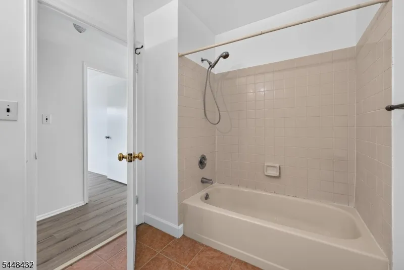 204 Sierra Ct Woodbridge, NJ 07095