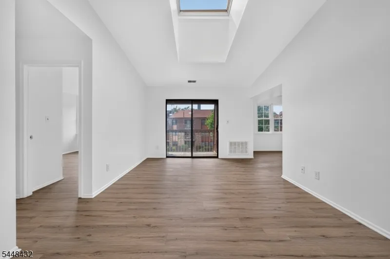 204 Sierra Ct Woodbridge, NJ 07095