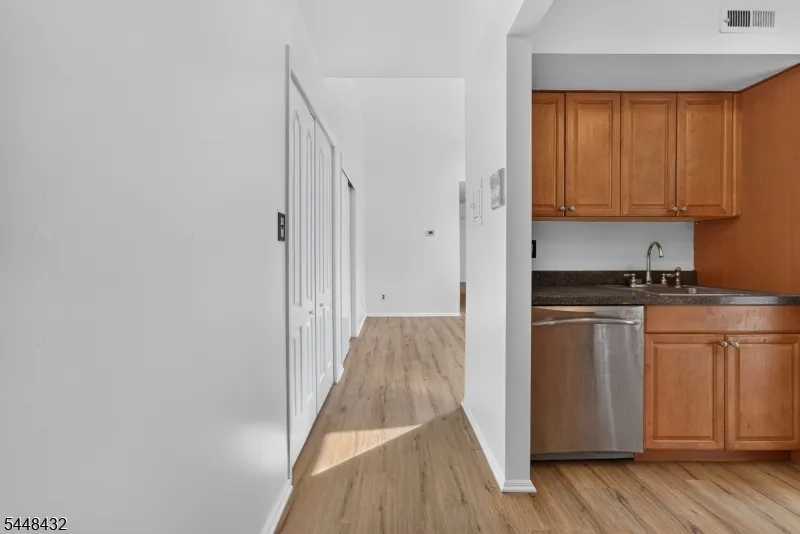 204 Sierra Ct Woodbridge, NJ 07095