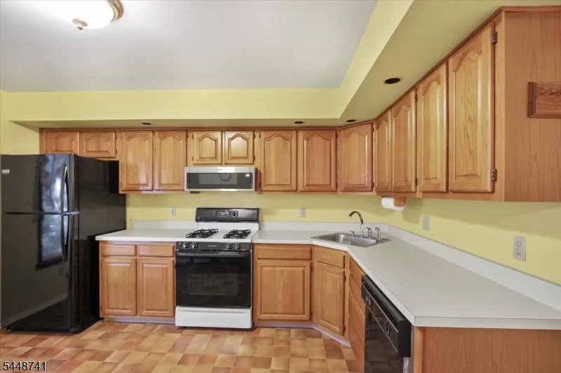 3 Brookside Hts #F Unit F Wanaque, NJ 07465
