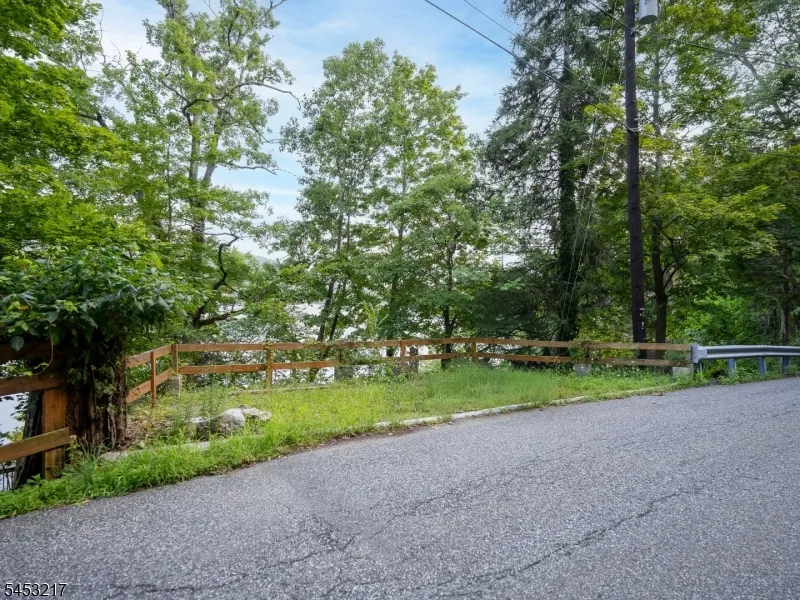 118 Lakeside Dr Liberty, NJ 07823