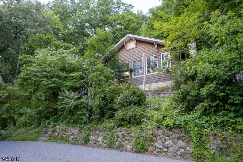 118 Lakeside Dr Liberty, NJ 07823
