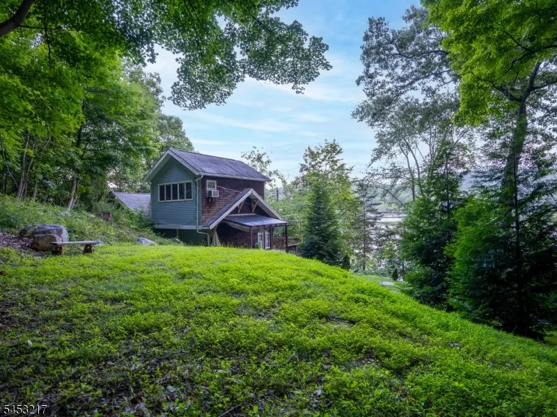 118 Lakeside Dr Liberty, NJ 07823