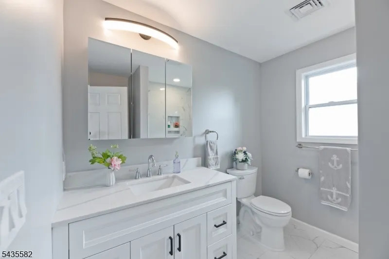 116 Bucknell Trl Hopatcong, NJ 07843