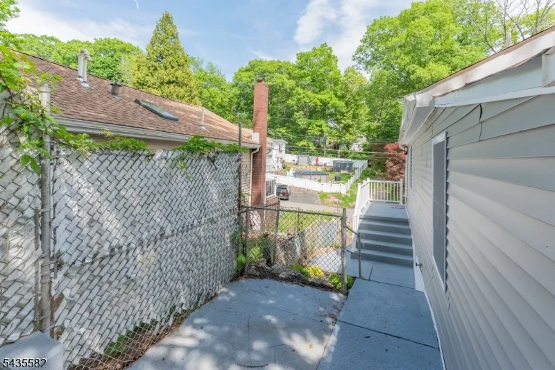 116 Bucknell Trl Hopatcong, NJ 07843