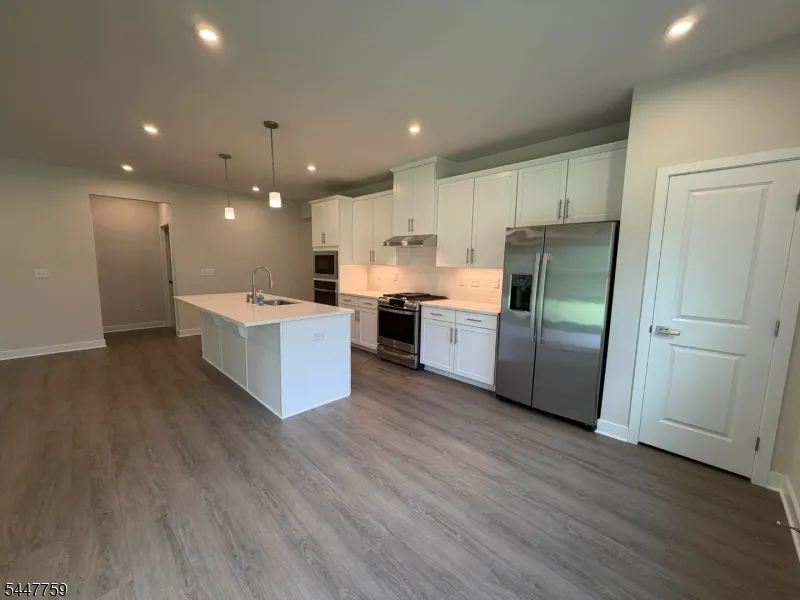 40 Thomas Knoll Blvd Mansfield, NJ 07865