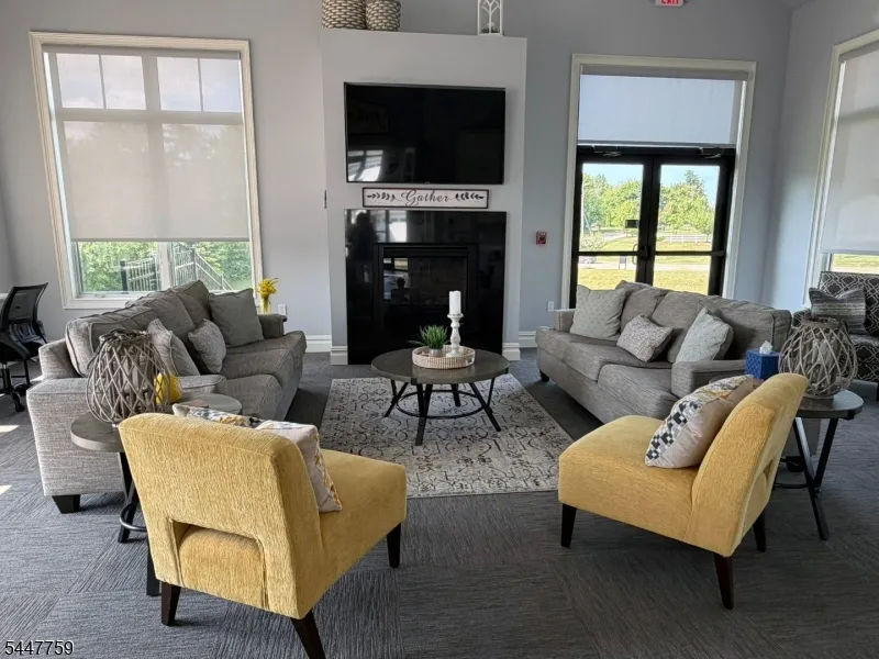 40 Thomas Knoll Blvd Mansfield, NJ 07865