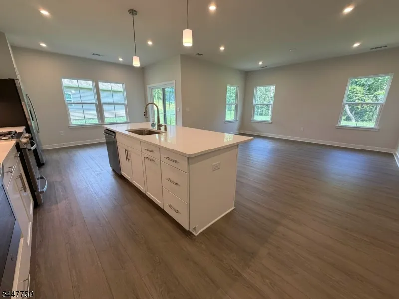 40 Thomas Knoll Blvd Mansfield, NJ 07865