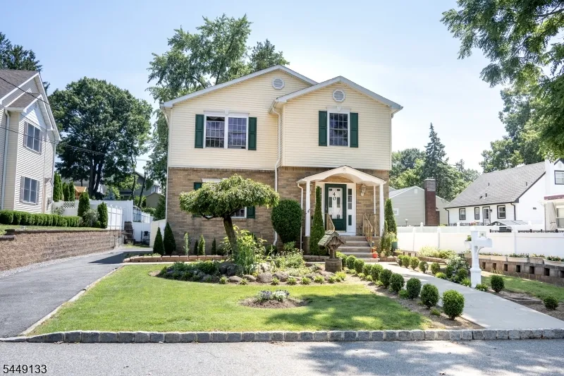 40 Oaktree Ln Bloomfield, NJ 07003