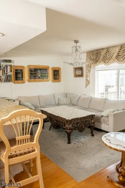 40 Oaktree Ln Bloomfield, NJ 07003