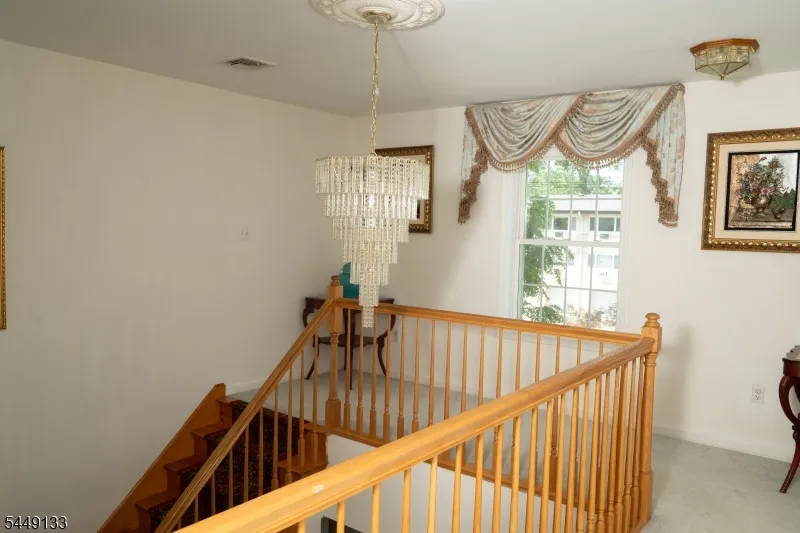 40 Oaktree Ln Bloomfield, NJ 07003
