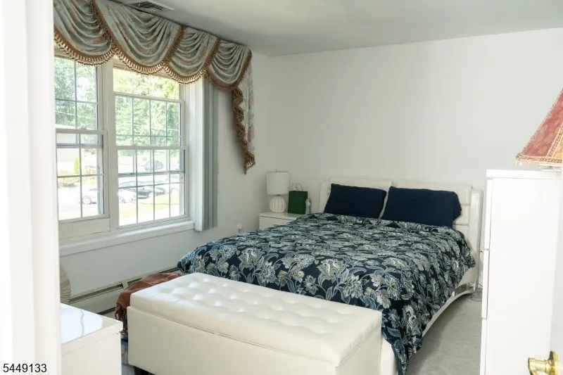 40 Oaktree Ln Bloomfield, NJ 07003