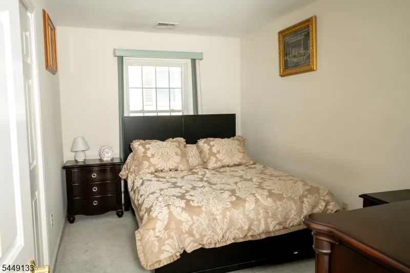 40 Oaktree Ln Bloomfield, NJ 07003