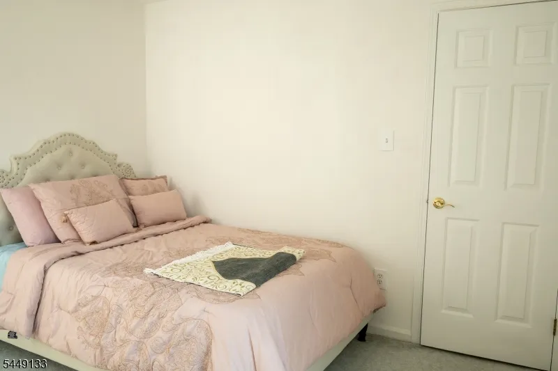 40 Oaktree Ln Bloomfield, NJ 07003